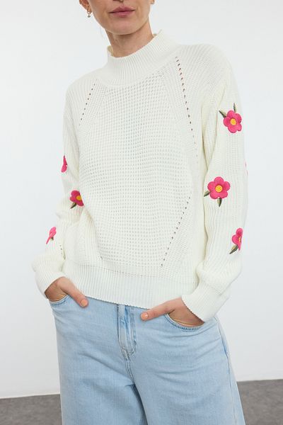 Edit by Trendyol Detailní výšivka Ecru Knitwear Svetr - Tedaw25Kz00001