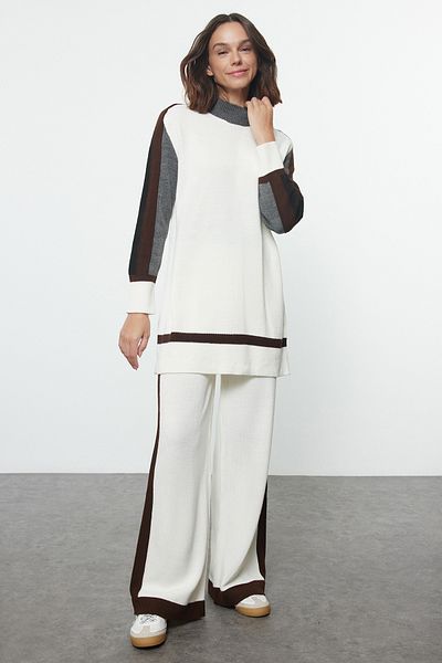 Trendyol Modest طقم تريكو أبيض بياقة واقفة - TCTAW25US00030