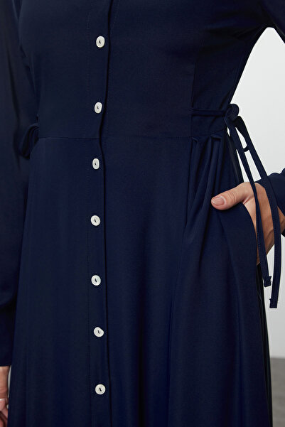 Trendyol Modest Sötétkék kötőgombos részletes szőtt ingruha TCTAW25EB00087