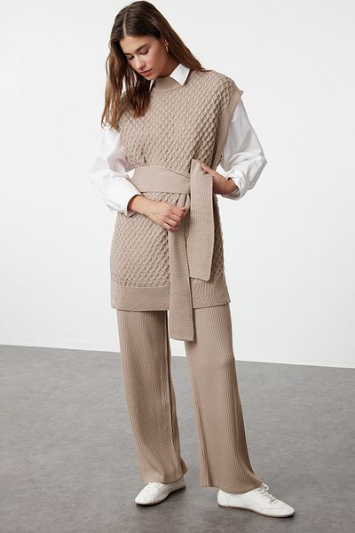 Trendyol Modest Nerzfarbener, mit Gürtel versehener Pullover-Hosen-Strickpullover aus Reis, Ober- und Unterteil-Set TCTAW24US00045