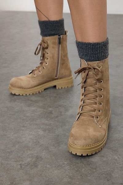 TRENDYOL SHOES Kurze, flache Damenstiefel aus Nerz-Wildleder mit Schnürung und Reißverschluss TAKAW25BO00026