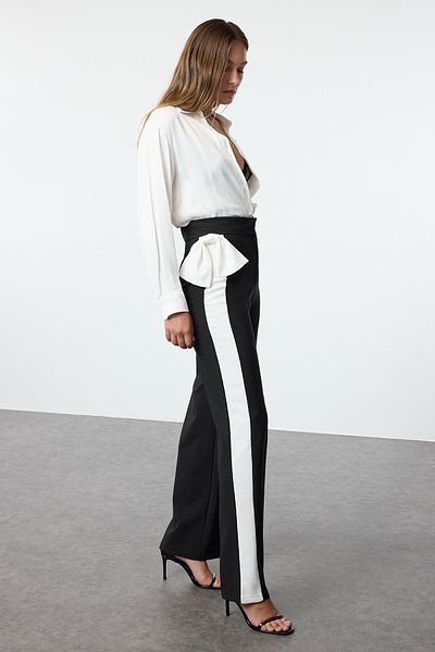 Trendyol Collection Széles szárú fekete-fehér szőtt nadrág - masni részlet TPRAW25PL00000