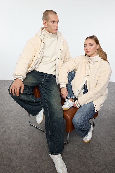 Trendyol Collection Unisex-Wintermantel in ecrufarbener, lockerer Passform mit Kapuze – Gummidetails TMNAW25MO00015