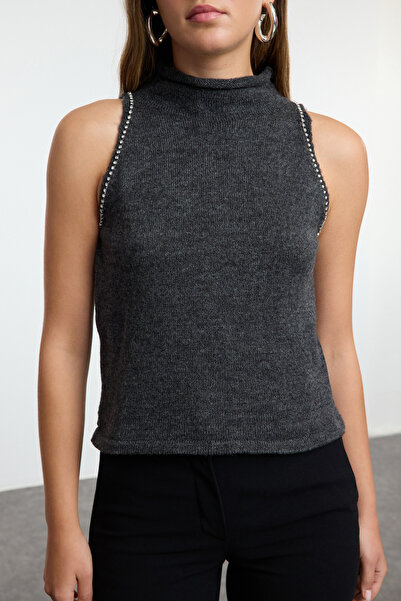 Trendyol Collection Blůza z jemného antracitového úpletu s vyšívaným kamenem TWOAW25BZ00002