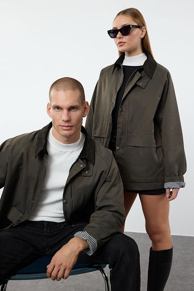 Trendyol Collection Khaki Regular Fit Velvet Collar Detaillierter saisonaler Unisex-Mantel TMNAW25MO00017