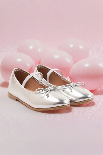 TRENDYOL SHOES Mary Jane Ballerinas mit silberner Schleife für große Mädchen – TAKAW25BE00010
