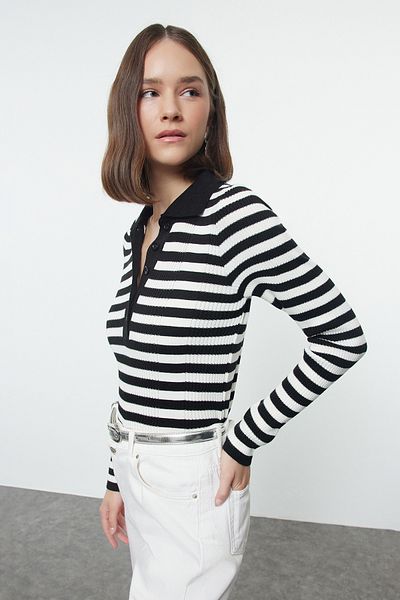 Trendyol Collection Pulover negru cu dungi cu gât polo - TWOAW25KZ00349