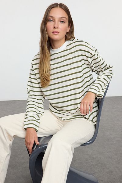 Trendyol Collection Khakifarbenes, gestreiftes, übergroßes, dünnes Strick-Sweatshirt mit Rundhalsausschnitt - TWOAW23sw00326