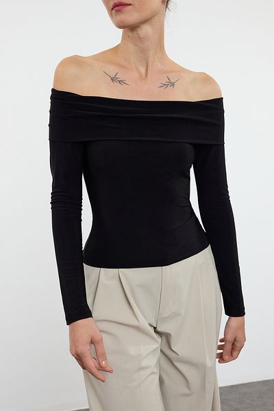 Edit by Trendyol Flexibler Carmenkragen, schwarze Strickbluse - TEDAW25BZ00009