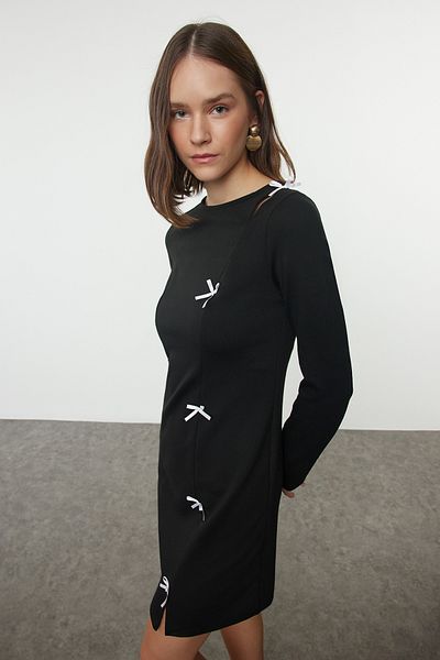 Trendyol Collection Pružné pletené mini bodycon šaty – černé, detail rovné mašle TWOAW25EL00229