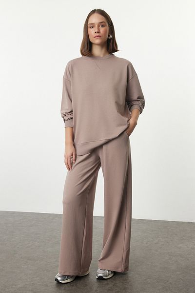 Trendyol Collection Nerzfarbene, bequeme Passform – Trainingsanzug-Set aus Stricksweatshirt und -hose mit weitem Bein TWOAW25EM00004