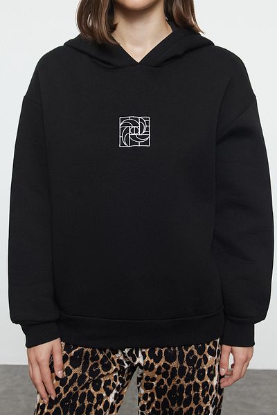 Trendyol Collection Плътен и бродиран черен овърсайз плетен суичър - полар TWOAW25SW00070