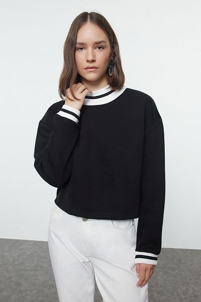 Trendyol Collection Pohodlný střih – černá úpletová mikina s límečkem Twoaw25Sw00014
