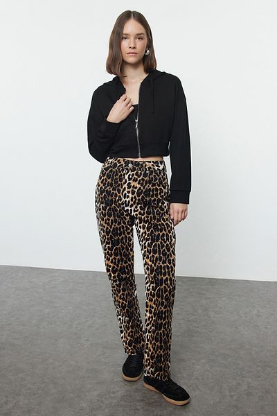 Trendyol Collection Černá mikina s kapucí na zip Crop/Short Regular/Regular Fit Pletená mikina TWOAW25SW00117