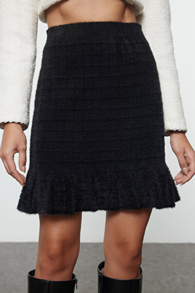 Trendyol Collection Limitovaná edice Černá chlupatá/bradová příze s volánkovým detailem Pletená sukně TWOAW24ET00260