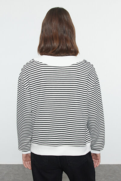 Trendyol Collection Silná pletená mikina s širokým límcem, černá pruhovaná TWOAW25SW00010