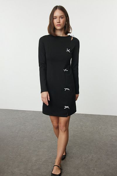 Trendyol Collection Pružné pletené mini bodycon šaty – černé, detail rovné mašle TWOAW25EL00229