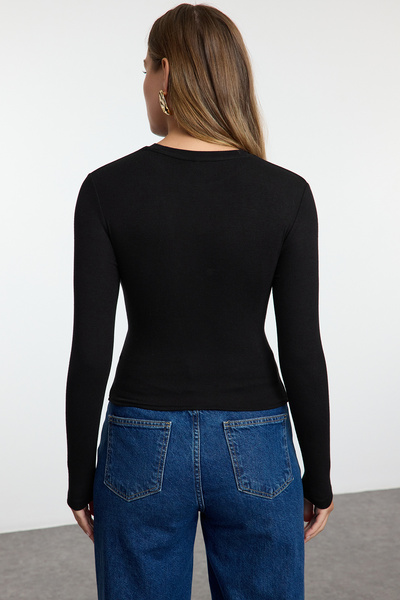 Trendyol Collection Černá pletená halenka Slim Fit – dvojitý řadový a závěsný detail, přiléhavý na tělo Twoaw25bz00216