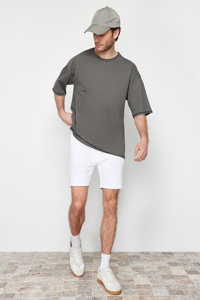 Trendyol Collection Bílé základní šortky - Regular Fit TMNSS24SR00026