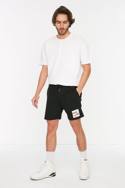 Trendyol Collection Středně velké kraťasy s černým potiskem City - Regular Fit TMNSS22SR0406