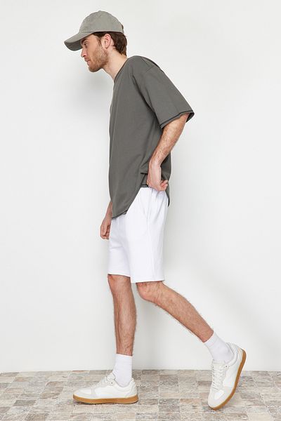 Trendyol Collection Bílé základní šortky - Regular Fit TMNSS24SR00026