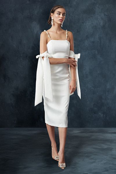 Trendyol Collection Λευκό μανίκι Λεπτομερές σατέν υφαντό βραδινό φόρεμα Νυχτερινό φόρεμα αποφοίτησης TPRSS24EL00290