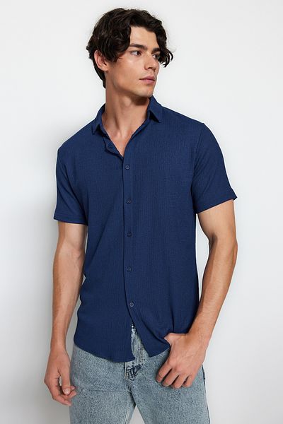 Trendyol Collection Sommerliches, strukturiertes, marineblaues Wickelhemd – kurze Ärmel, normale Passform TMNSS23GO00055