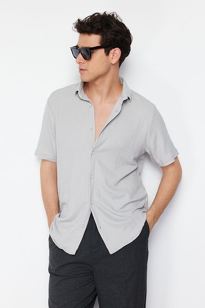 Trendyol Collection Graues, strukturiertes Wickel-Sommerhemd – reguläre Passform, kurze Ärmel TMNSS23GO00055