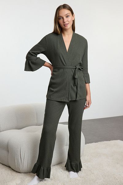 Trendyol Collection Sada pleteného pyžama se šňůrou v khaki barvě – s páskem a volánky Thmaw25Pt00013