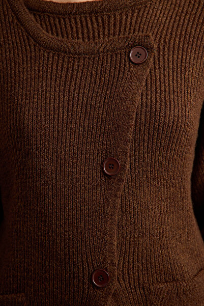 Trendyol Collection Dwurzędowy miękki dzianinowy kardigan - brązowy TWOAW25HI00306