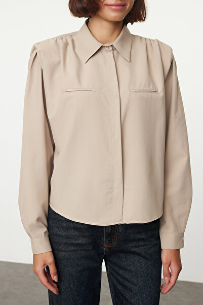 Trendyol Collection Oversize bézs ing – vattával részletezett, széles szabású TWOAW25GO00049