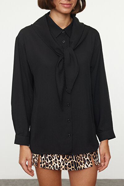 Trendyol Collection Oversize černá košile – detail šátku přes rameno, široký střih TWOAW25GO00048