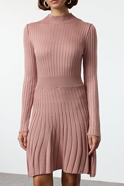 Trendyol Collection Mini úpletové šaty Rose Dried Frilly - stojáček Twoaw25El00047