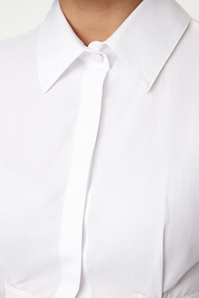 Trendyol Collection Biała koszula tkana z dopasowanym stanem i wzorem TWOAW25GO00075