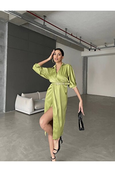Afiş Butik Rochie verde din satin decolteu petrecut în V cu curea