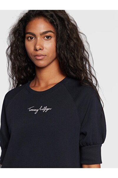 Tommy Hilfiger فستان قطني مريح ومطرز بتفاصيل الشعار