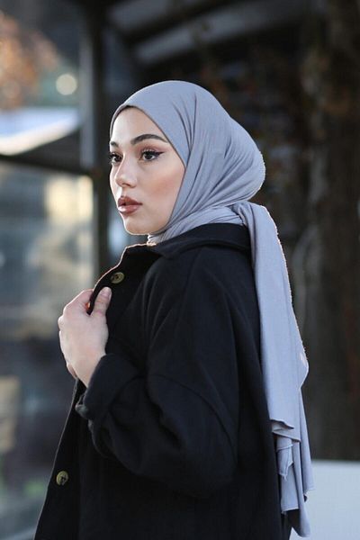 Organic Gray Hijab Combed Cotton Shawl Hijab Model