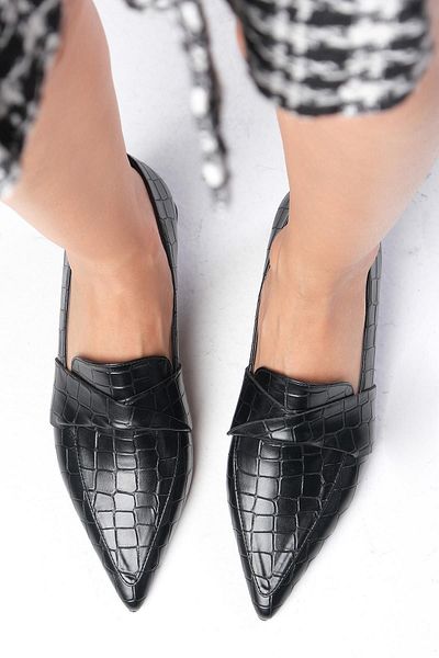 Mio Gusto Vilda Black Pointed Toe Women's Low Heel Shoes