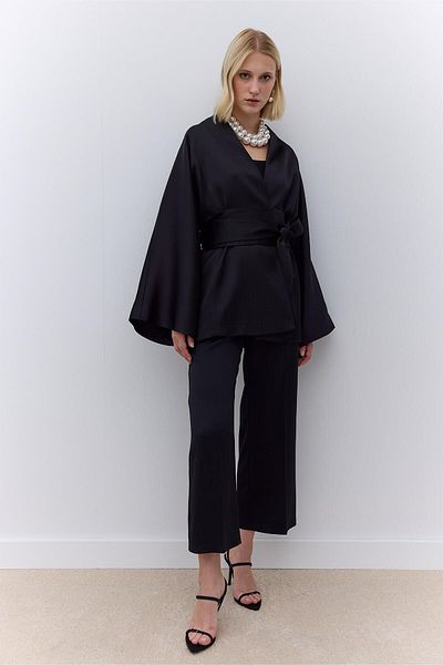 Manuka Schwarzer Kimono aus Satin mit Gürtel