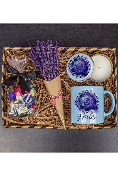 EJOYA Kişiye Özel Kupa & Çikolatalar & Mum & Lavanta Buketi Hediye Kutusu 111732