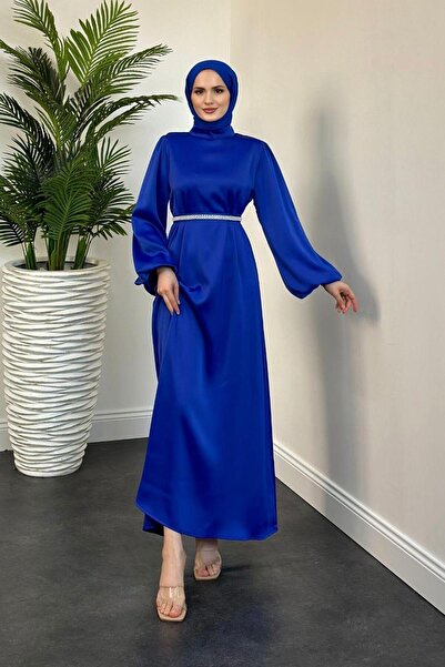 MERVEN AKYÜZ فستان سهرة من الساتان من ساكس كولور نيكا مع اللؤلؤ