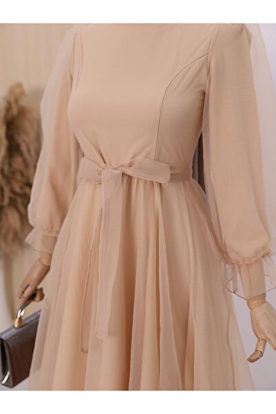 Modamorfo Bézs színű bolyhos tüll estélyi ruha - ujjú és szoknya részletekkel