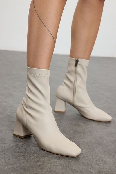 TRENDYOL SHOES Beige Stretch-Damenstiefel mit Reißverschluss und Blockabsatz TAKAW25BO00001