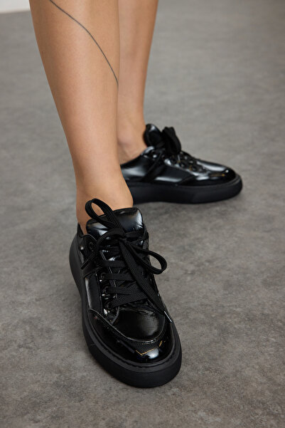 TRENDYOL SHOES Silná podrážka černá metalíza šněrovací dámská sportovní obuv - Takaw25sn00003