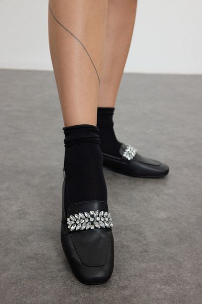 TRENDYOL SHOES Damen-Loafer mit quadratischer Zehenpartie und schwarzem Steindetail – TAKAW25LA00008