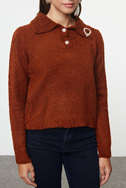 Trendyol Collection Sweter z miękkiej dzianiny z brązowymi detalami - brązowy TWOAW25KZ00246