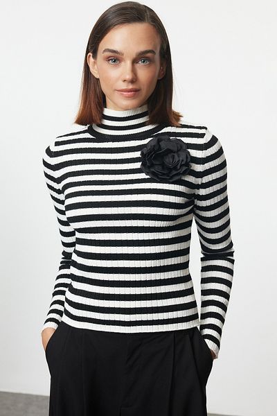 Trendyol Collection Šňůrový ecru pletený svetr – růžový detail, stojáček, pruhovaný Twoaw25kz00312