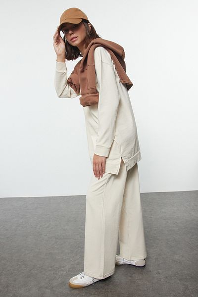 Trendyol Modest Weiches, pelziges, beige gestricktes Trainingsanzug-Set – Slogan bedruckt TCTAW23EN00063