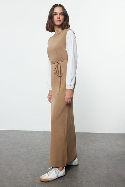 Trendyol Modest Μπεζ πλεκτό φόρεμα - υφαντό κομμάτι λεπτομέρεια, δέσιμο στη μέση TCTAW25EB00023