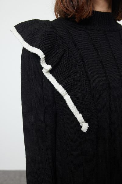 Trendyol Modest Detail úpletových šatů s černým volánem - TCTAW25EB00039